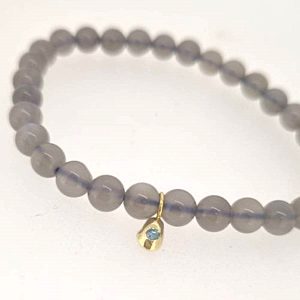 Armband Pura met maansteenkralen en geelgouden druppel bedel met blauwe diamant