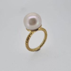 Ring Nature Geelgoud 18kt met witte zoetwaterparel