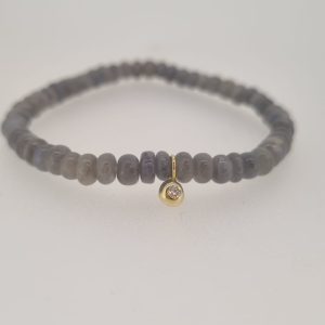 Armband Pura met labradoriet kralen en gouden diamant bedel