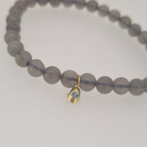 Armband Pura met maansteenkralen en geelgouden druppel bedel met blauwe diamant