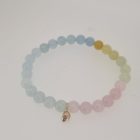 Armband Pura met rozenkwarts en beryl kralen, gouden druppelbedel met rozen diamant