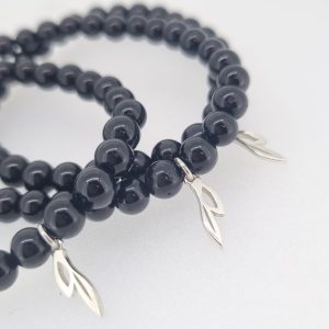 Exclusieve armband van zwarte tourmalijn kralen met olijftak hanger