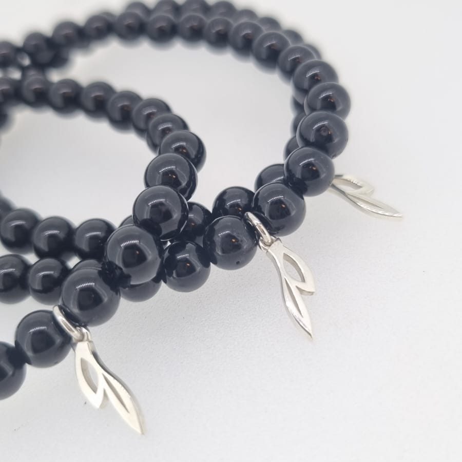 Exclusieve armband van zwarte tourmalijn kralen met olijftak hanger